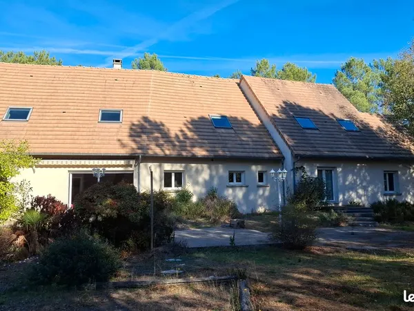 MAISON . 10 pièces . 266 m²