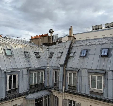 Vends studette dernier étage Haussmannien -8m2- Paris 16ème Etoile Victor Hugo Trocadéro