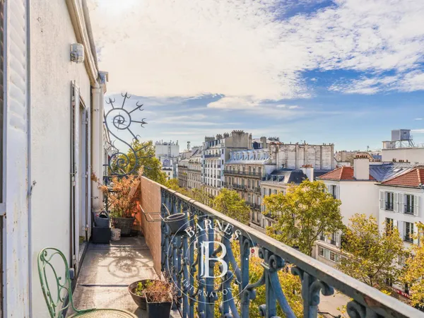 Paris 10e - Appartement familial traversant avec balcon filant et vue dégagée