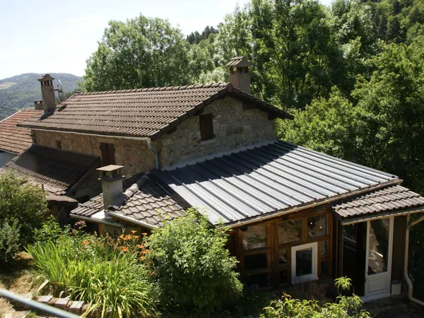 Jolie petite maison en pierre dans un environnement calme