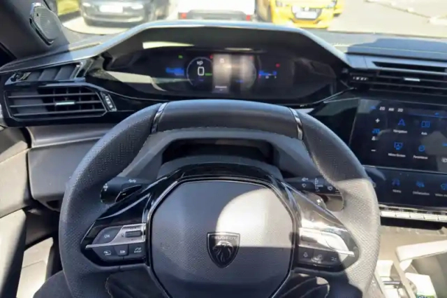 Peugeot 408 electrique 58 kwh 210 ch — photo 17