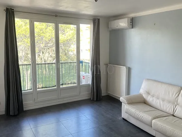 À LOUER Appartement 3 pièces avec parking extérieur Sain