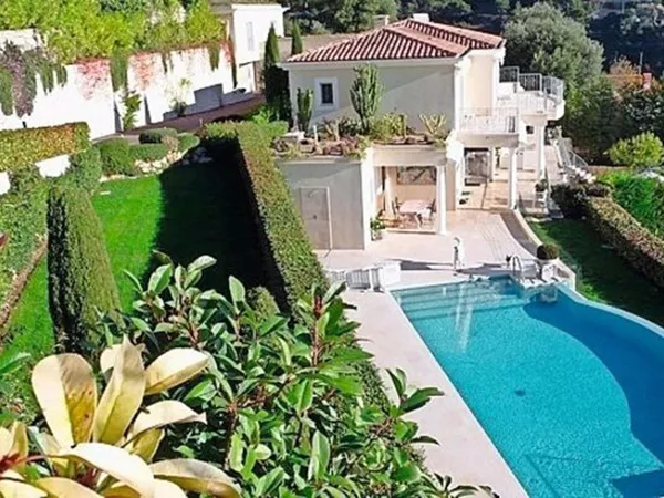 VILLA DE TRES GRAND LUXE DANS DOMAINE PRIVE SECURISE