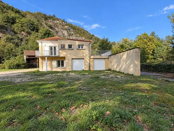 SAINT-BARTHÉLEMY-DE-VALS (26) - MAISON AMÉNAGÉE EN DEUX APPARTEMENTS - TERRAIN D'ENVIRON 7 000 M²