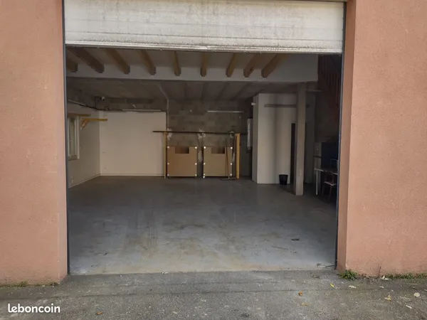 Local de 240m² divisible en 120m² à louer