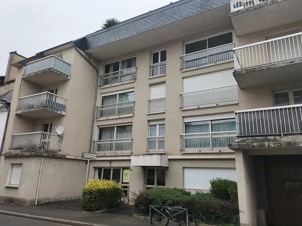 LAVAL, hyper centre, rive gauche, un appartement avec statio