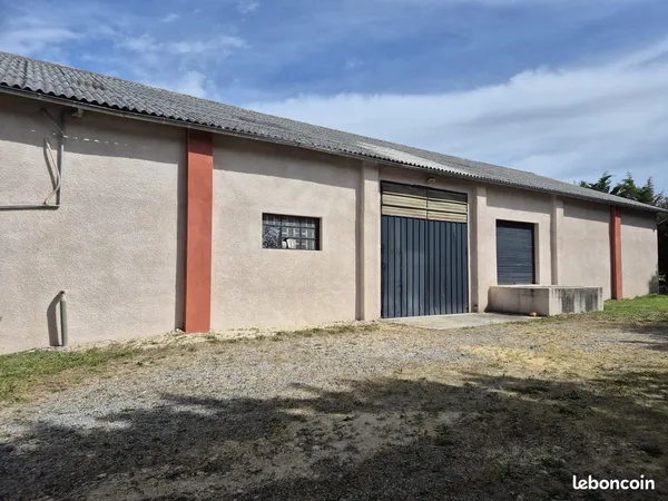 Entrepôt 349m2 à Lapeyrouse Mornay