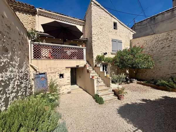 Maison de village avec jardin, terrasse et garage. Vue Vento