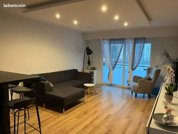 QUARTIER DU PORT Magnifique et moderne 3 pièces meublé en plein quartier du port de Nice