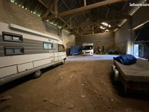 Emplacement caravane et camping-car dans hangar