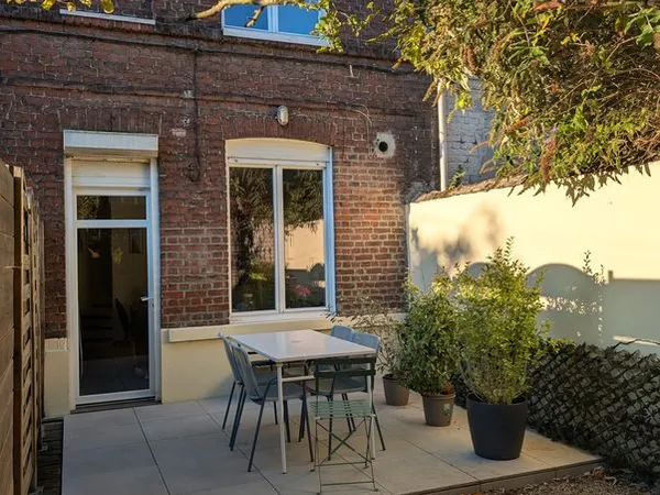 Maison de courée 50m2 au calme, deux chambres, cave et extérieur