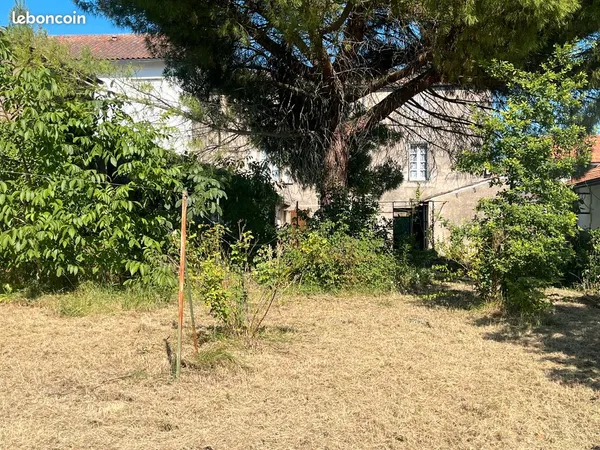 Maison de ville de 215m2 + jardin de 850m2 a renover GOND PONTOUVRE