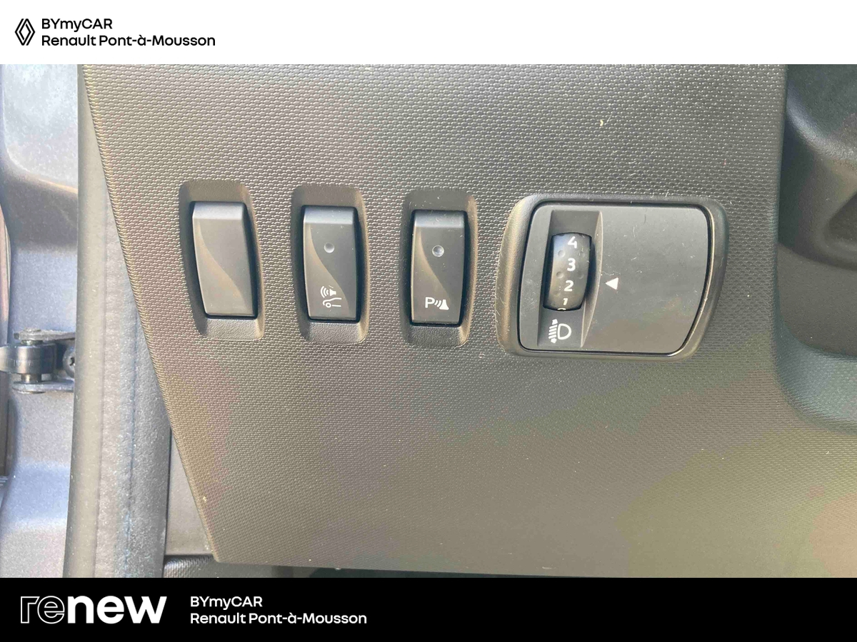 Renault Twingo III E-Tech — photo 18