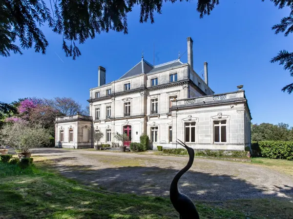 Château 17 pièces 831 m²