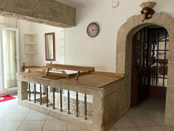 Loue maison de plein pied meublée de 85m², rez-de-chaussée, cave et jardin