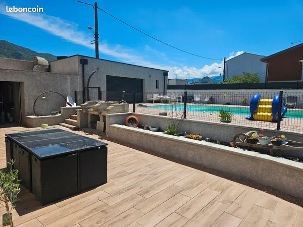 Grande maison avec piscine