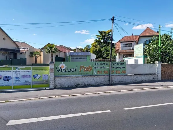 Maison de 7 pièces avec bâtiments commerciaux