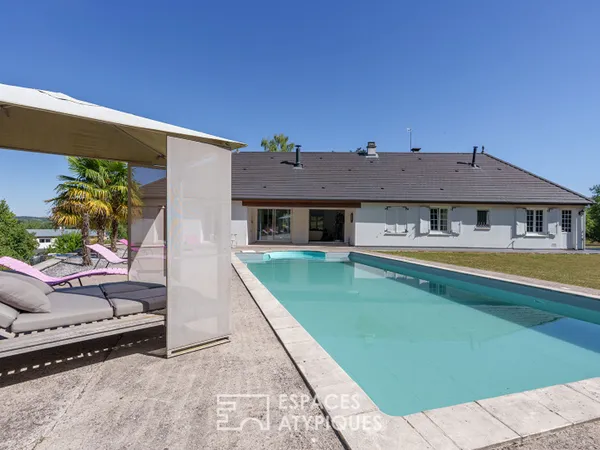 Maison familiale et son vaste terrain verdoyant avec piscine