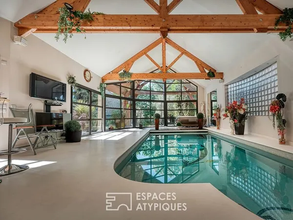 La maison d'architecte aux volumes XXL avec une piscine intérieure au centre de Verrières le buisson