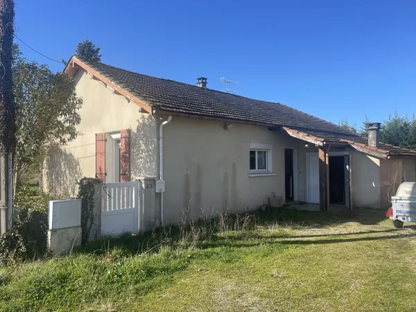 MAISON de PLAIN-PIED avec un grand garage sur un terrain de 8000m2.