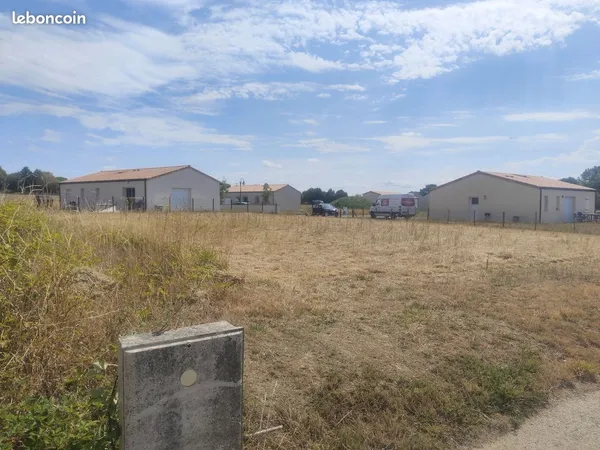 Terrain constructible 938 m² - Viabilisé - Libre constructeur - Saint-Jouin-de-Milly proche Moncouta