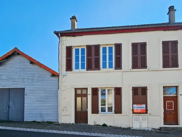 Maison de bourg avec grange et petit terrain - Besson (03)