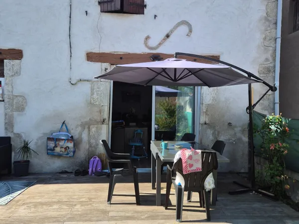 Maison familiale avec jardin dans le bourg d'escurolles, commodités..