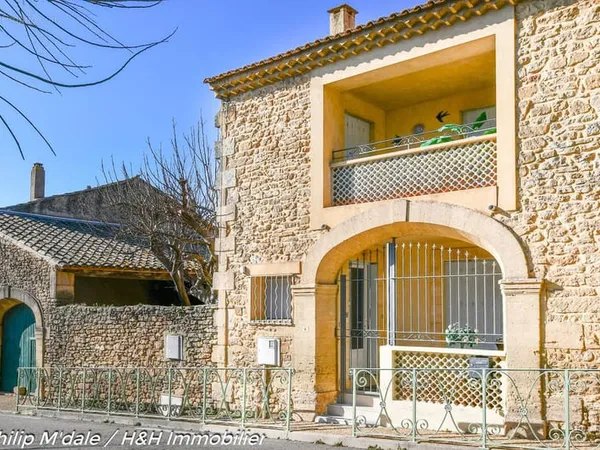Maison de village à Castillon-du-Gard : 80 m2, 3 chambres, 2 terrasses de 8 m2