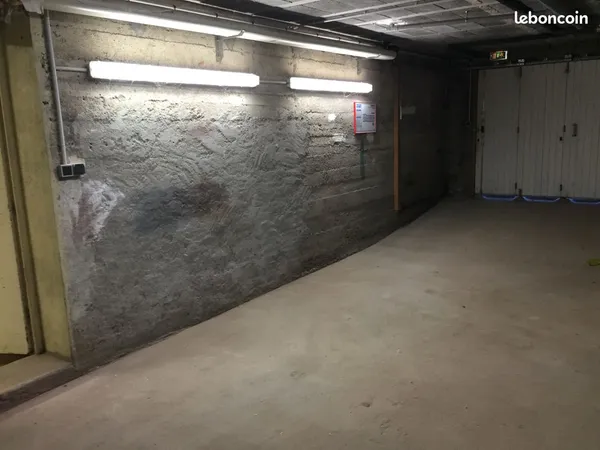 Moulins, garage 3 voitures + bureau