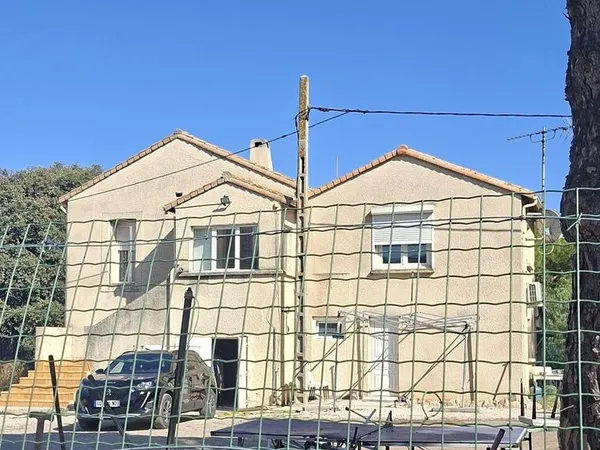 Maison individuelle sur une parcelle de 1770 m² en zone naturelle, située à : • 1 km de Frontignan, 