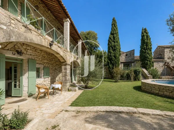 Authentique mas en pierre du 18ème siècle à vendre aux portes d'