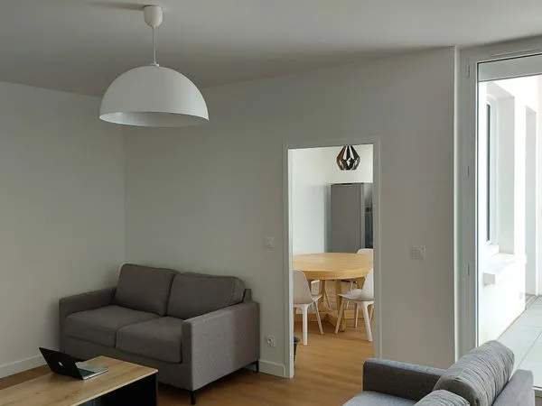 Chambre spacieuse de 20 m 2 avec balcon et salle d'eau personnelle - colocation meublée