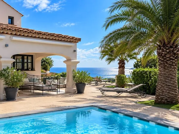 A VENDRE VILLA DE CHARME VUE MER PANORAMIQUE 4 CHAMBRES EN SUITE PISCINE PARKING GARAGE AUX ISSAMBRE