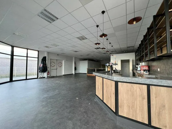 Local commercial 236 m²