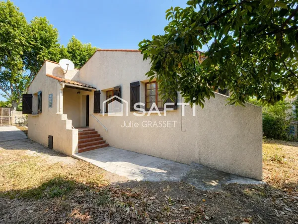 Maison de plain pied sur un grand terrain dans un environnement calme