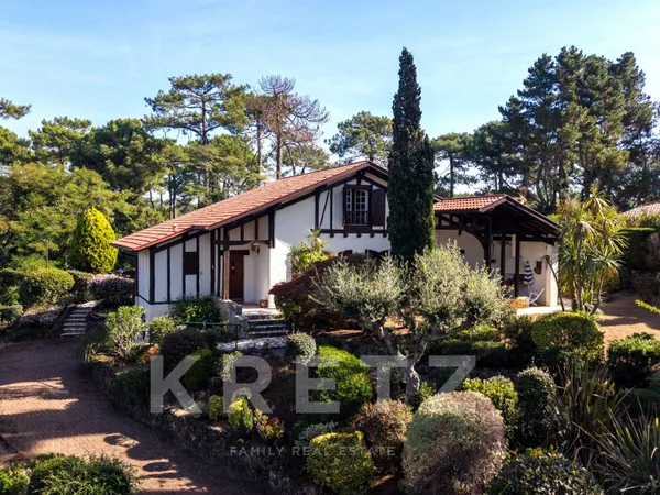 À 500 m du lac — Villa basco-landaise de caractère avec piscine