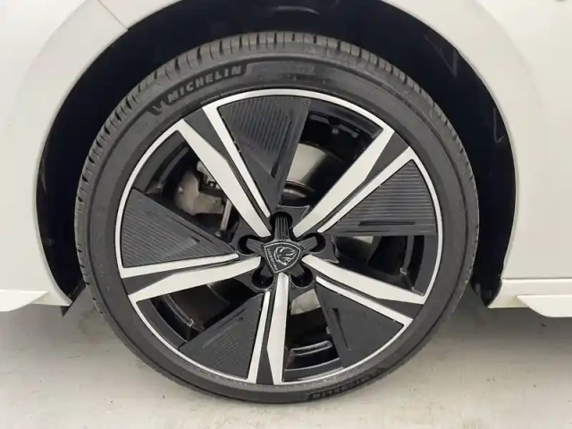 Peugeot 308 phev 180 e-eat8 — photo 17