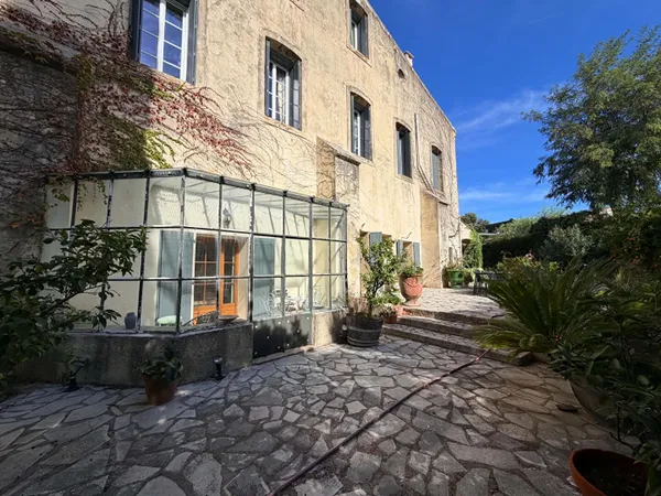 Maison de maître de 1870 de 340 m² avec piscine, puits et terrain de 885 m² à Montbazin