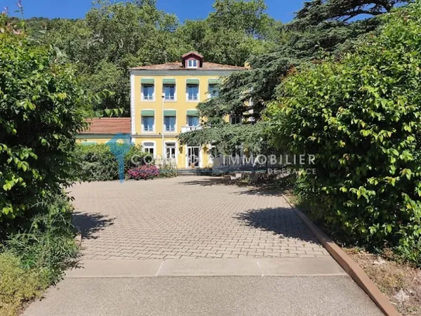 Propriété 40 pièces 2000 m²