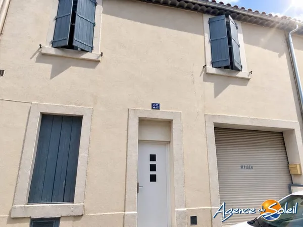 Maison de ville en parfait état avec cour