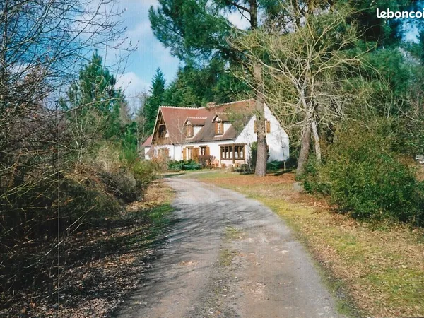 Maison avec étang dans un cadre boisé
