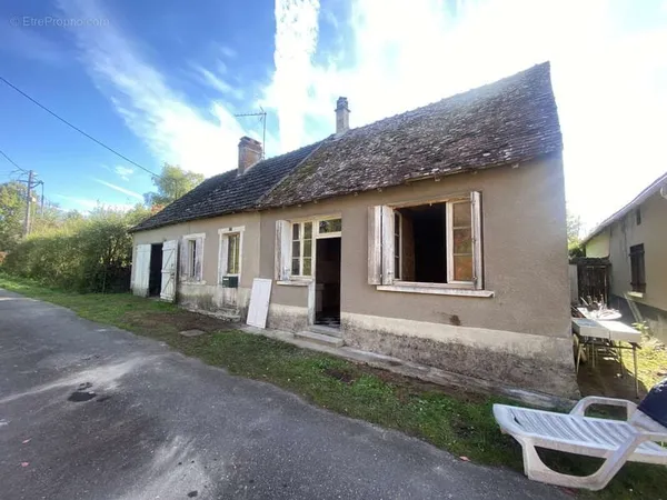 À saisir ! Maison à rénover avec terrain et hangar