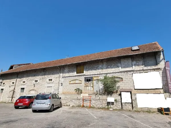 Dépt. 07 - A VENDRE à RUOMS - Ancien Bâtiment de 300 m2 - Pa