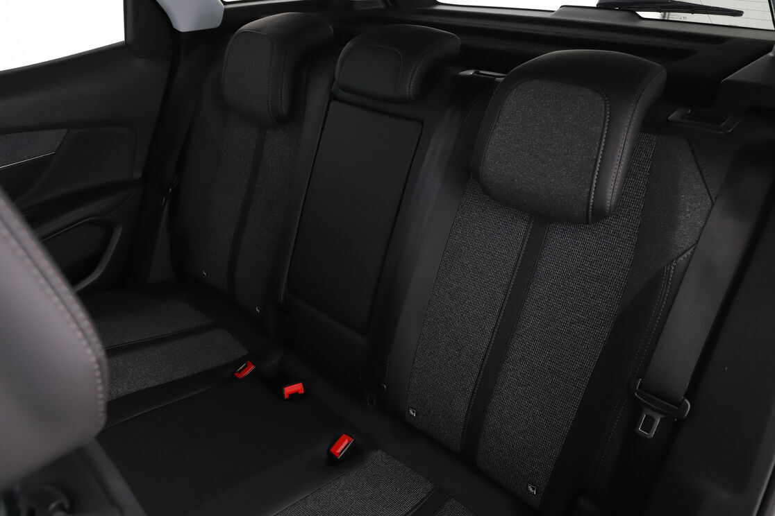 Peugeot 3008 1.2 PureTech Allure EAT6 — photo 13
