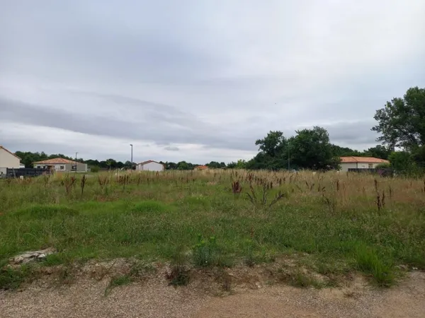 Terrain 700 m²