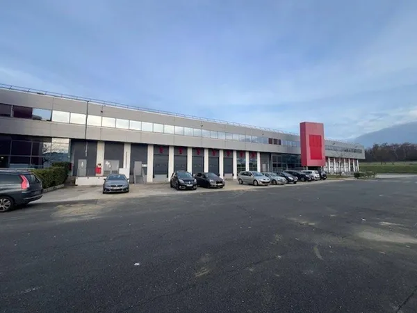 Entrepôt 8577 m²