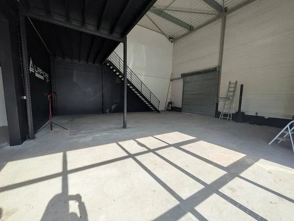 Local d'activité 281 m²