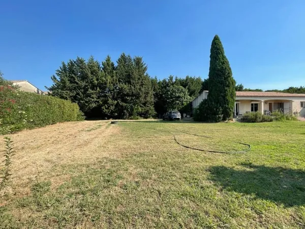 Terrain 650 m²