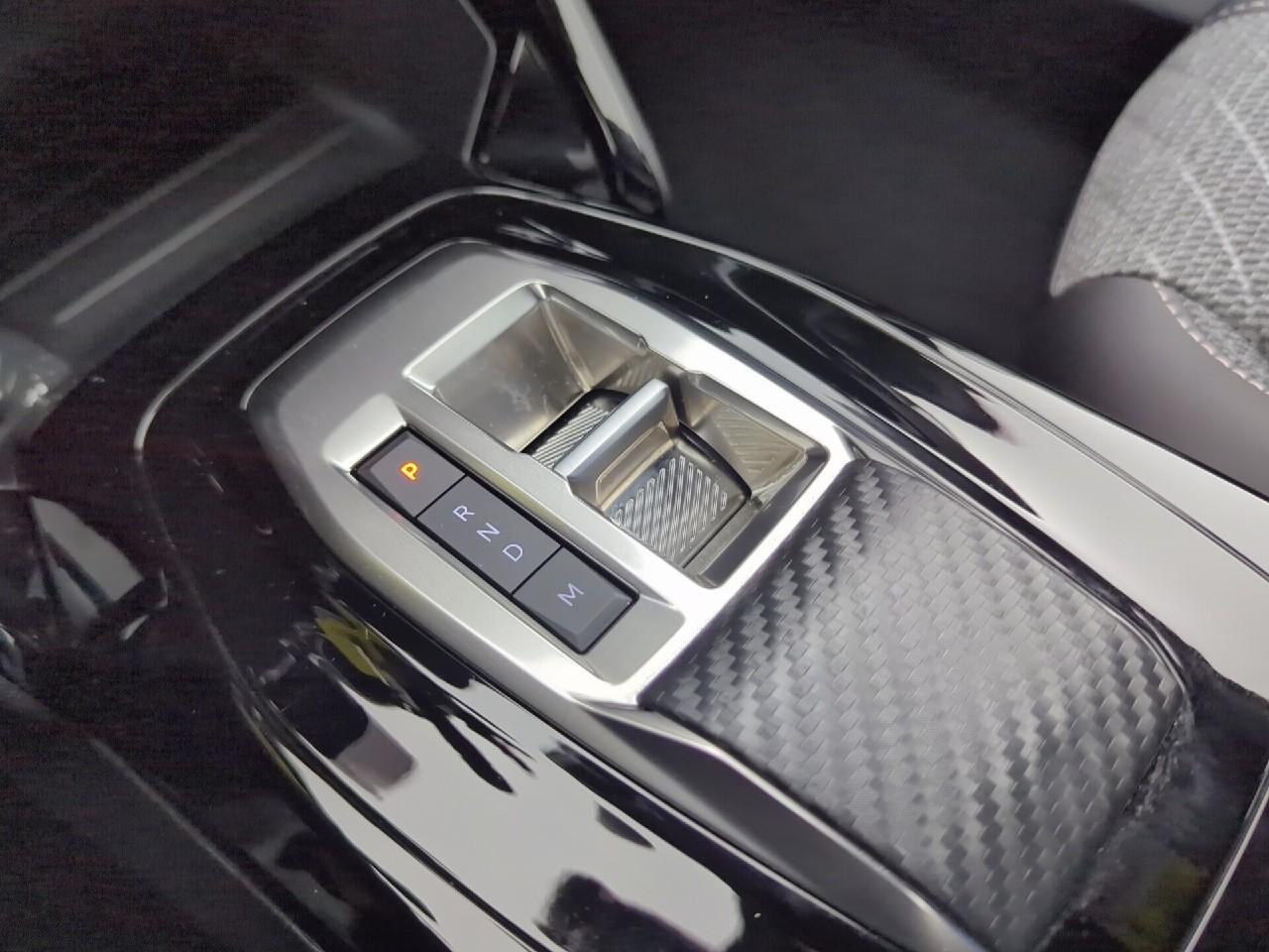 Peugeot 2008 hybrid 145 ch e-dcs6 allure — photo 27