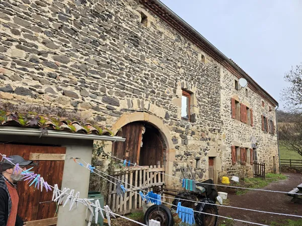 MAISON EN PIERRES AVEC DEPENDANCES ET TERRAIN